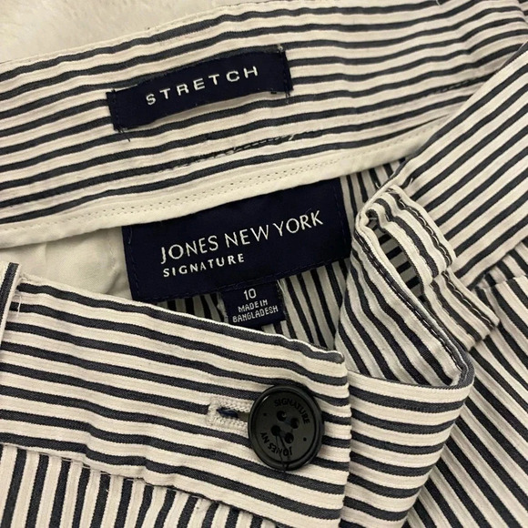 Jones New York Cotton Blend Seersucker Navy and White Bermuda Shorts Size 10 - Picture 2 of 4